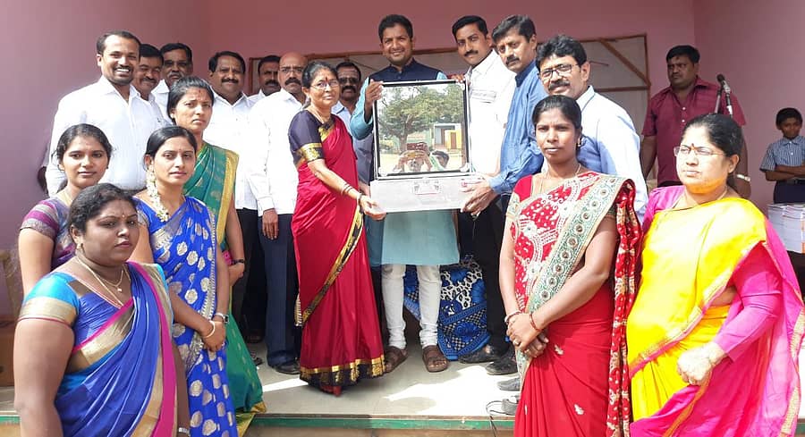 ಸೂಲಿಬೆಲೆಯ ಸರ್ಕಾರಿ ಮಾದರಿ ಶಾಲೆಯಲ್ಲಿ ಛತ್ರಪತಿ ಶಿವಾಜಿ ಮಹಾರಾಜ್ ಟ್ರಸ್ಟ್ ವತಿಯಿಂದ ಸೋಲಾರ್ ಕುಕ್ಕರ್ ಹಾಗೂ ನೋಟ್ ಬುಕ್ ವಿತರಣೆಯನ್ನು ಶಾಸಕ ಶರತ್ ಬಚ್ಚೇಗೌಡ ನೆರವೇರಿಸಿದರು