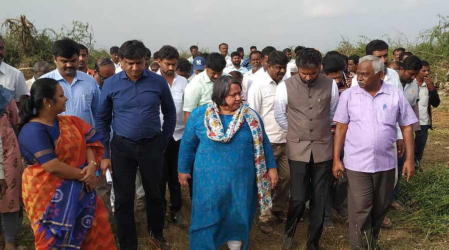 ಜಿಲ್ಲಾ ಉಸ್ತುವಾರಿ ಕಾರ್ಯದರ್ಶಿ ಉಮಾ ಮಹದೇವನ್ ಅವರು ಕೋಲಾರದಲ್ಲಿ ಶುಕ್ರವಾರ ಕೋಲಾರಮ್ಮ ಅಮಾನಿ ಕೆರೆ ಪುನಶ್ಚೇತನ ಕಾಮಗಾರಿ ಪರಿಶೀಲಿಸಿದರು.