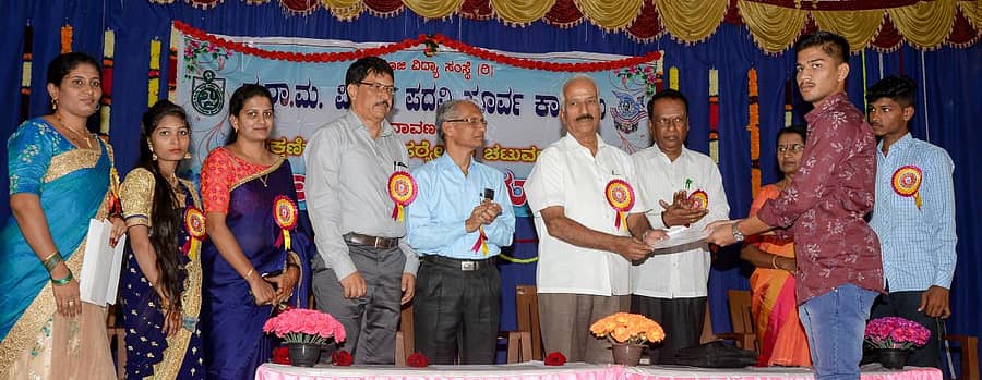 ದಾವಣಗೆರೆಯ ಕುವೆಂಪು ಕನ್ನಡ ಭವನದಲ್ಲಿ ಶುಕ್ರವಾರ ನಡೆದ ಡಿಆರ್ಎಂ ವಿಜ್ಞಾನ ಪದವಿ ಪೂರ್ವ ಕಾಲೇಜಿನ ಕಾರ್ಯಕ್ರಮದಲ್ಲಿ ದ್ವಿತೀಯ ಪಿಯುಸಿಯಲ್ಲಿ ಹೆಚ್ಚು ಅಂಕ ಪಡೆದ ಕಿರಣ್ ನಾಯ್ಕ್ಗೆ ಬಾಪೂಜಿ ವಿದ್ಯಾಸಂಸ್ಥೆ ಶೈಕ್ಷಣಿಕ ನಿರ್ದೇಶಕ ಡಾ. ಎಂ.ಜಿ. ಈಶ್ವರಪ್ಪ ಪ್ರತಿಭಾ ಪುರಸ್ಕಾರ ನೀಡಿದರು. ಡಿಡಿಪಿಯು ನಿರಂಜನ್ ಬಿ.ಸಿ., ಪ್ರೊ.ಎಸ್. ಚಿದಾನಂದಪ್ಪ, ಪ್ರಾಂಶುಪಾಲರಾದ ಪ್ರೊ. ನಾಗರತ್ನಮ್ಮ, ಡಾ.ಗೋಪಾಲಕೃಷ್ಣ ನಾಯ್ಕ್ ಇದ್ದರು.