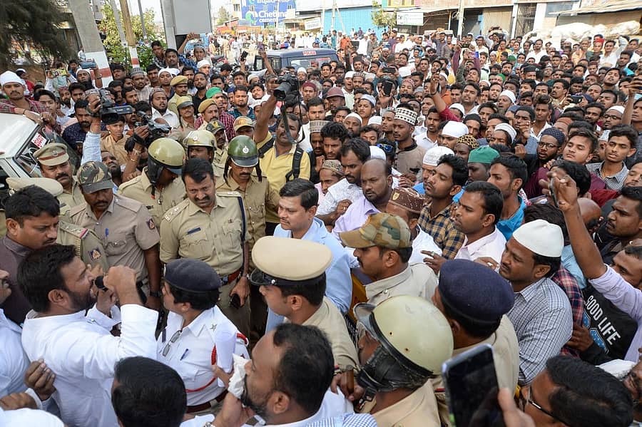 ‘ಸಂವಿಧಾನ ಉಳಿವಿಗಾಗಿ ವೇದಿಕೆ’ ದಾವಣಗೆರೆಯ ಆಜಾದ್‌ನಗರ ಪೊಲೀಸ್ ಠಾಣೆಯ ಮುಂಭಾಗ ಪ್ರತಿಭಟನೆ ನಡೆಸುತ್ತಿದ್ದ ವೇಳೆ ಜಿಲ್ಲಾಧಿಕಾರಿ ಮಹಾಂತೇಶ ಬೀಳಗಿ, ಜಿಲ್ಲಾ ಪೊಲೀಸ್‌ ವರಿಷ್ಠಾಧಿಕಾರಿ ಹನುಮಂತರಾಯ ಅವರು ಮನವಿ ಸ್ವೀಕರಿಸಿದರು –ಪ್ರಜಾವಾಣಿ ಚಿತ್ರ