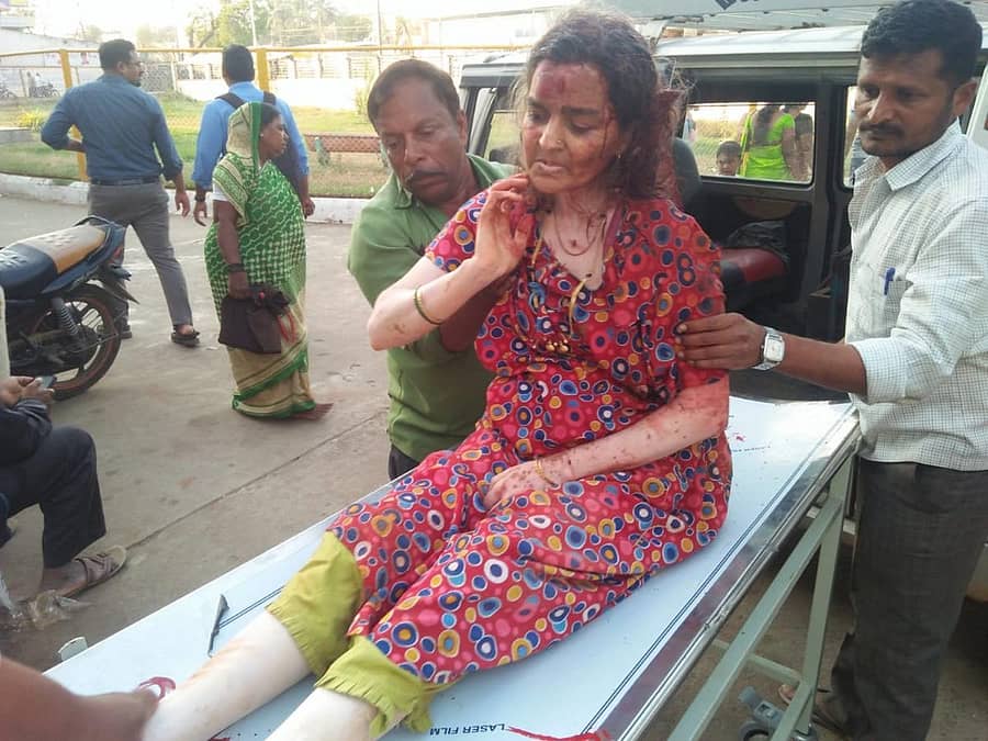 ರೈಲಿನಿಂದ ಬಿದ್ದು ಗಾಯಗೊಂಡ ಮಹಿಳೆಯನ್ನು ಆಸ್ಪತ್ರೆಗೆ ದಾಖಲಿಸಲಾಯಿತು