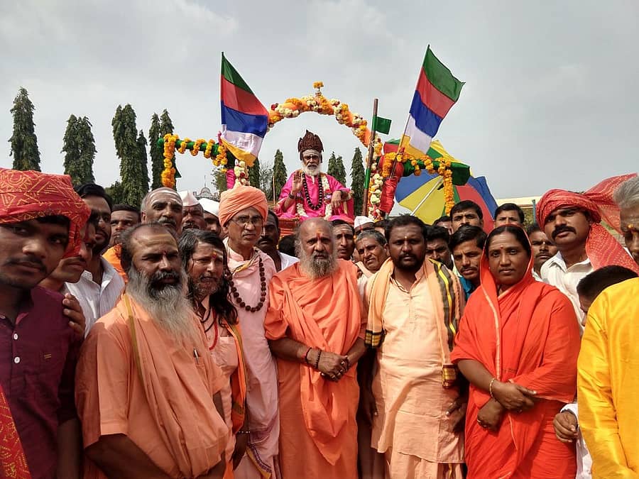 ಯಡ್ರಾಮಿ ತಾಲ್ಲೂಕಿನ ಮಾಗಣಗೇರಿ ಬೃಹನ್ಮಠದ ಜಾತ್ರಾ ಮಹೊತ್ಸವದಲ್ಲಿ ರಂಭಾಪುರಿ ರೇಣುಕ ಪ್ರಸನ್ನ ಡಾ.ವೀರಸೋಮೇಶ್ವರ ಶ್ರೀಗಳ ಅಡ್ಡಪಲ್ಲಕ್ಕಿ ಉತ್ಸವ ನೆರವೇರಿತು. ವಿವಿಧ ಮಠಗಳ ಮಠಾಧೀಶರು, ಭಕ್ತರು ಇದ್ದರು