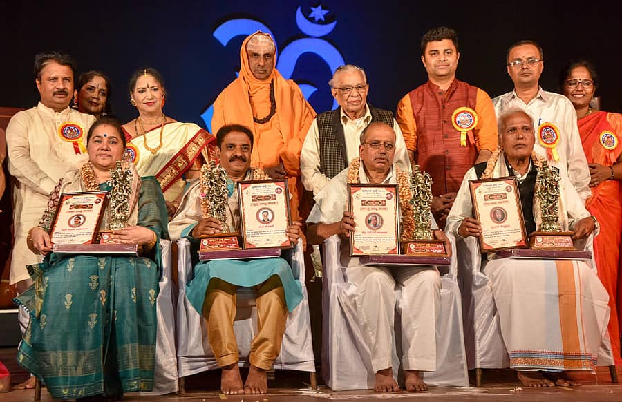 ನೃತ್ಯಾಲಯ ಟ್ರಸ್ಟ್ ಪ್ರದರ್ಶಕ ಕಲೆಗಳ ಅಕಾಡೆಮಿ ವತಿಯಿಂದ ಶುಕ್ರವಾರ ರಾತ್ರಿ ಜಗನ್ಮೋಹನ ಅರಮನೆ ಸಭಾಂಗಣದಲ್ಲಿ ನಡೆದ ಸಮಾರಂಭದಲ್ಲಿ ಸಂಗೀತ ಕ್ಷೇತ್ರದ ಸುದೀರ್ಘ ಸೇವೆ ಪರಿಗಣಿಸಿ ಸುನೀತಾ ಚಂದ್ರಶೇಖರ್, ನೃತ್ಯ ಕ್ಷೇತ್ರದಿಂದ ಡಾ.ಕೆ.ಕುಮಾರ್, ಸಾಹಿತ್ಯ ಕ್ಷೇತ್ರದ ಸೇವೆ ಪರಿಗಣಿಸಿ ಎನ್.ಎಸ್.ತಾರಾನಾಥ್, ರಂಗಗೀತೆ ಕ್ಷೇತ್ರದಿಂದ ವಿದ್ವಾನ್ ಎಂ.ವೈ.ಪುಟ್ಟಣ್ಣಯ್ಯ ಅವರನ್ನು ಗೌರವಿಸಲಾಯಿತು