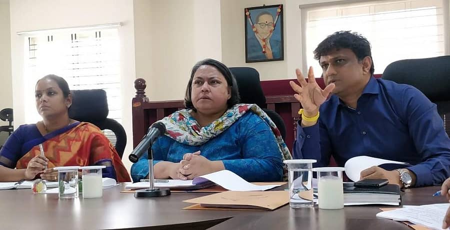 ಜಿಲ್ಲಾ ಉಸ್ತುವಾರಿ ಕಾರ್ಯದರ್ಶಿ ಉಮಾ ಮಹದೇವನ್ ಕೋಲಾರದಲ್ಲಿ ಶುಕ್ರವಾರ ವಿವಿಧ ಇಲಾಖೆಗಳ ಪ್ರಗತಿ ಪರಿಶೀಲನಾ ಸಭೆ ನಡೆಸಿದರು.