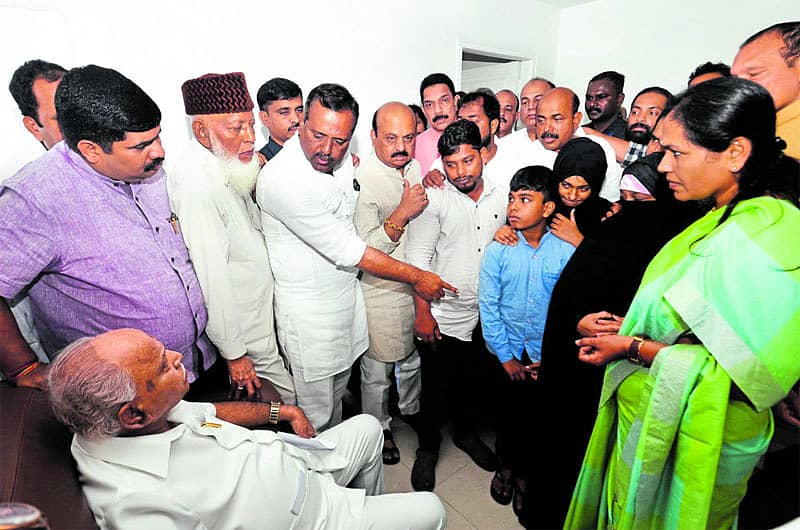 ಗೋಲಿಬಾರ್ನಲ್ಲಿ ಮೃತಪಟ್ಟ ಇಬ್ಬರ ಕುಟುಂಬದ ಸದಸ್ಯರನ್ನು ಮುಖ್ಯಮಂತ್ರಿ ಬಿ.ಎಸ್.ಯಡಿಯೂರಪ್ಪ ಅವರು ಶನಿವಾರ ಭೇಟಿ ಮಾಡಿ ಸಾಂತ್ವನ ಹೇಳಿದರು. ಶಾಸಕ ಡಿ.ವೇದವ್ಯಾಸ ಕಾಮತ್, ದಕ್ಷಿಣ ಕನ್ನಡ ಮುಸ್ಲಿಂ ಸೆಂಟ್ರಲ್ ಕಮಿಟಿ ಅಧ್ಯಕ್ಷ ಕೆ.ಎಸ್.ಮೊಹಮ್ಮದ್ ಮಸೂದ್, ಶಾಸಕ ಯು.ಟಿ.ಖಾದರ್, ಗೃಹ ಸಚಿವ ಬಸವರಾಜ ಬೊಮ್ಮಾಯಿ, ಸಂಸದರಾದ ನಳಿನ್ಕುಮಾರ್ ಕಟೀಲ್, ಶೋಭಾ ಕರಂದ್ಲಾಜೆ ಇದ್ದರು -–ಪ್ರಜಾವಾಣಿ ಚಿತ್ರ