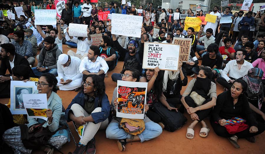 ಸರ್ಕಾರಿ ಕಲಾ ಹಾಗೂ ವಿಜ್ಞಾನ ಕಾಲೇಜು ಕ್ಯಾಂಪಸ್ನಲ್ಲಿ ವಿದ್ಯಾರ್ಥಿಗಳು ಶುಕ್ರವಾರ ಪ್ರತಿಭಟನೆ ನಡೆಸಿದರು – ಪ್ರಜಾವಾಣಿ ಚಿತ್ರ