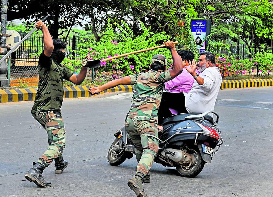 ಮಂಗಳೂರು ನಗರದಲ್ಲಿ ಕರ್ಫ್ಯೂ ನಡುವೆಯೇ ಶುಕ್ರವಾರ ಬೆಳಿಗ್ಗೆ ರಸ್ತೆಗಿಳಿದ ದ್ವಿಚಕ್ರ ವಾಹನ ಸವಾರರಿಬ್ಬರಿಗೆ ಪೊಲೀಸರು ಲಾಠಿಯಿಂದ ಥಳಿಸಿದರು    ಎಪಿಎಫ್ ಚಿತ್ರ 