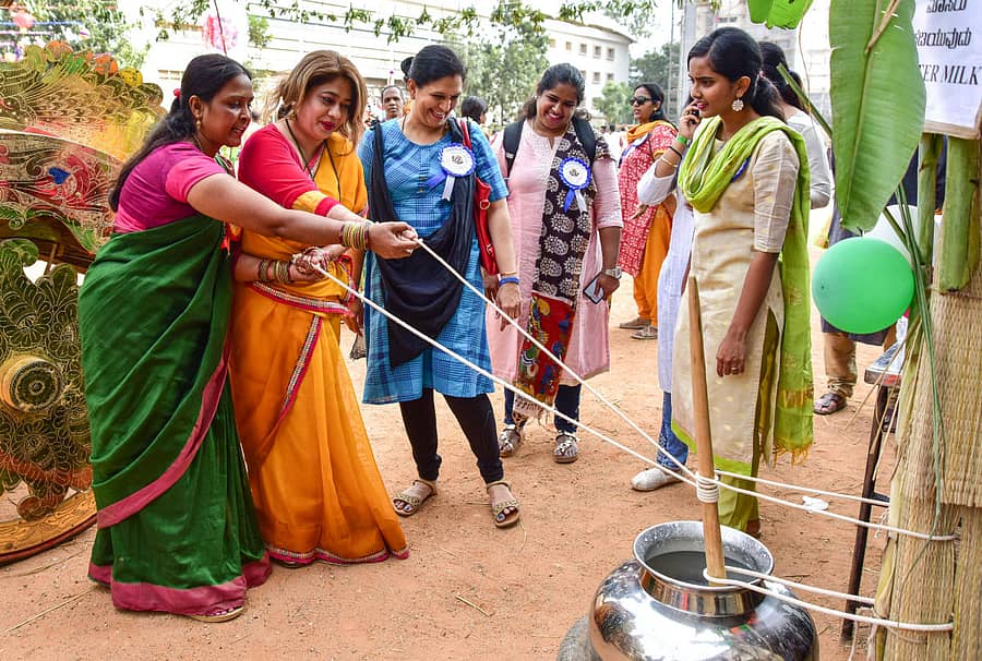 ಮಜ್ಜಿಗೆ ಕಡೆಯುವುದನ್ನು ಕಲಿಯುತ್ತಿರುವ ಮಹಿಳೆಯರು – ಪ್ರಜಾವಾಣಿ ಚಿತ್ರಗಳು