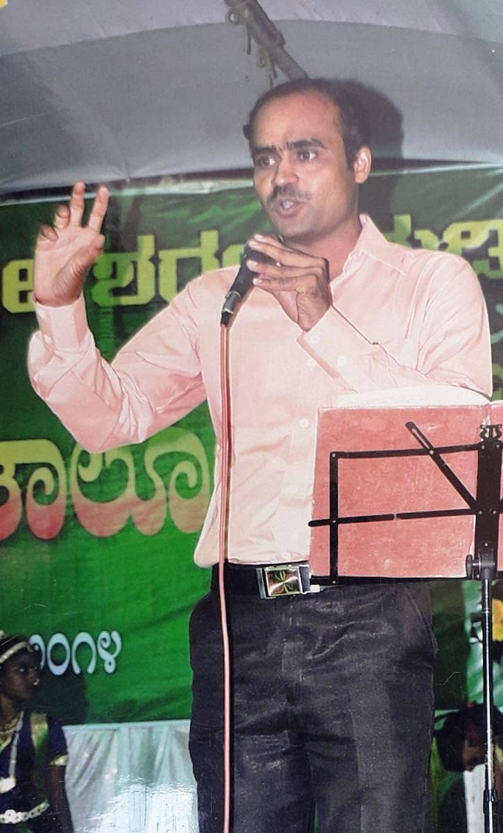 ದೇವರಹಿಪ್ಪರಗಿಯಲ್ಲಿ ಜರುಗಿದ ಸಿಂದಗಿ ತಾಲ್ಲೂಕು ಕನ್ನಡ ಸಾಹಿತ್ಯ ಸಮ್ಮೇಳನದಲ್ಲಿ ಹಾಸ್ಯದ ರಸದೌತಣ ನೀಡಿದ ಗಿರೀಶ ಕುಲಕರ್ಣಿ (ಸಂಗ್ರಹ ಚಿತ್ರ)