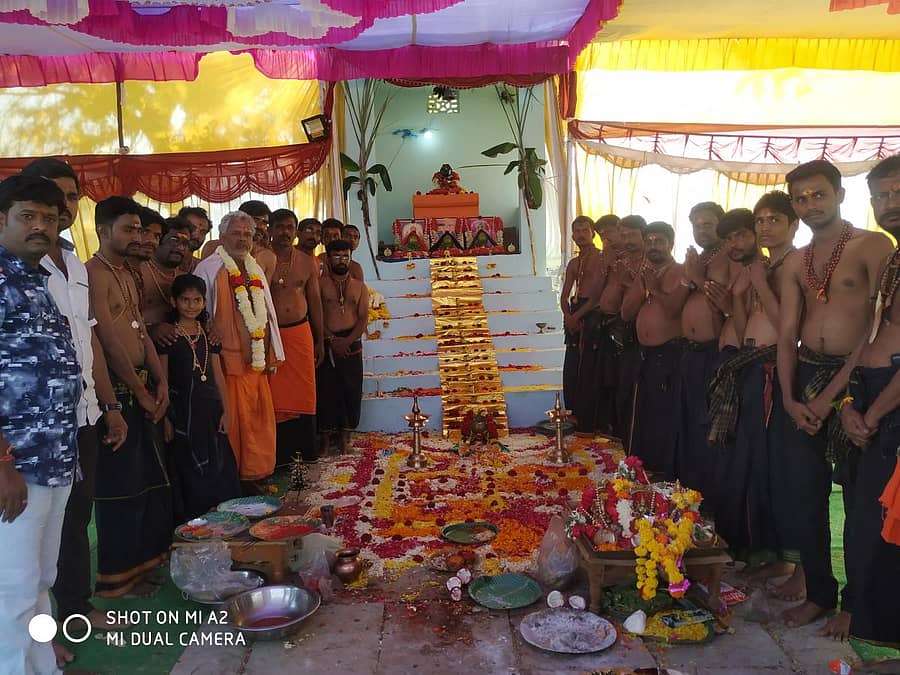 ಜೇವರ್ಗಿ ಪಟ್ಟಣದ ಬಸವೇಶ್ವರ ಸ್ಟೋನ್ ಕ್ರಷರ್ನಲ್ಲಿ ಶಬರಿಮಲೈಗೆ ತೆರಳುವ ಅಯ್ಯಪ್ಪಸ್ವಾಮಿ ಭಕ್ತರು ಶುಕ್ರವಾರ ಇರುಮುಡಿ ಪೂಜೆ ನೆರವೇರಿಸಿದರು.