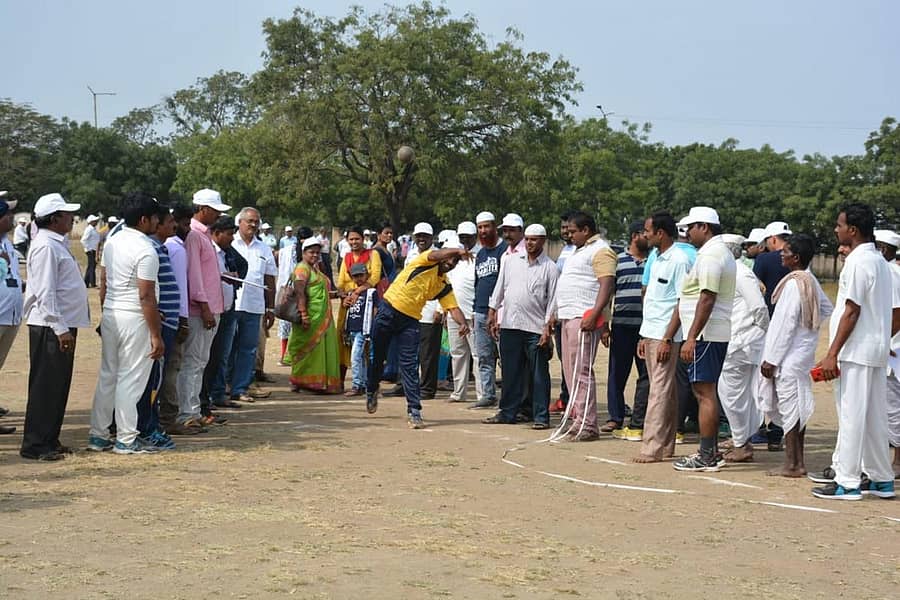 ವಿಜಯಪುರದಲ್ಲಿ ಶುಕ್ರವಾರ ನಡೆದ ಕರ್ನಾಟಕ ರಾಜ್ಯ ಸರ್ಕಾರಿ ನೌಕರರ ಜಿಲ್ಲಾ ಮಟ್ಟದ ಕ್ರೀಡಾಕೂಟದಲ್ಲಿ ನೌಕರರೊಬ್ಬರು ಗುಂಡು ಎಸೆದರು
