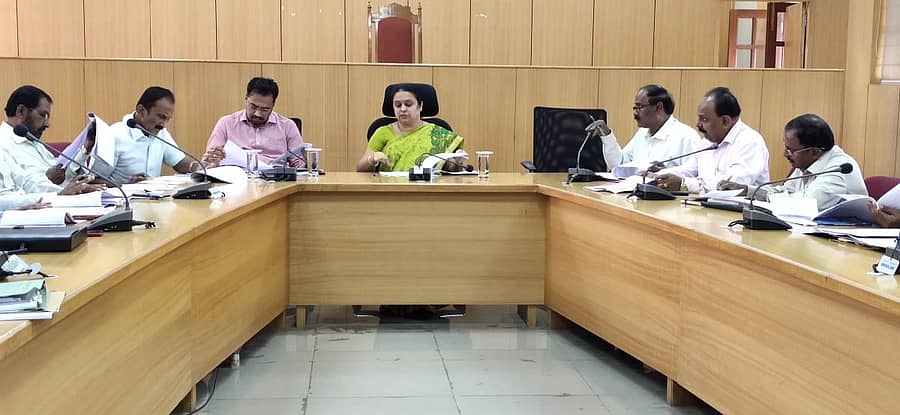 ಶನಿವಾರ ಜಿಲ್ಲಾ ಮಟ್ಟದ ಜಾಗೃತಿ ಮತ್ತು ಉಸ್ತುವಾರಿ ಸಮಿತಿ ಸಭೆಯಲ್ಲಿ ಜಿಲ್ಲಾಧಿಕಾರಿ ಎಂ.ಎಸ್. ಅರ್ಚನಾ ಮಾತನಾಡಿದರು