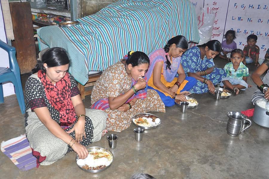 ಚಿಕ್ಕಬಳ್ಳಾಪುರದ ಅಂಗನವಾಡಿಯೊಂದರಲ್ಲಿ ಊಟ ಮಾಡುತ್ತಿರುವ ಗರ್ಭಿಣಿ, ಬಾಣಂತಿಯರು