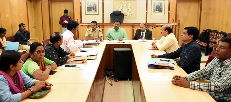 ರಾಯಚೂರು ಜಿಲ್ಲಾಧಿಕಾರಿ ಕಚೇರಿಯಲ್ಲಿ ಜಿಲ್ಲಾಧಿಕಾರಿ ಆರ್.ವೆಂಕಟೇಶಕುಮಾರ್ ಅಧ್ಯಕ್ಷತೆಯಲ್ಲಿ ಕೌಟುಂಬಿಕ ದೌರ್ಜನ್ಯ ಕಾಯ್ದೆಯಡಿ ಜಿಲ್ಲಾಮಟ್ಟದ ಸಮಿತಿ ಸಭೆ ಶನಿವಾರ ನಡೆಯಿತು