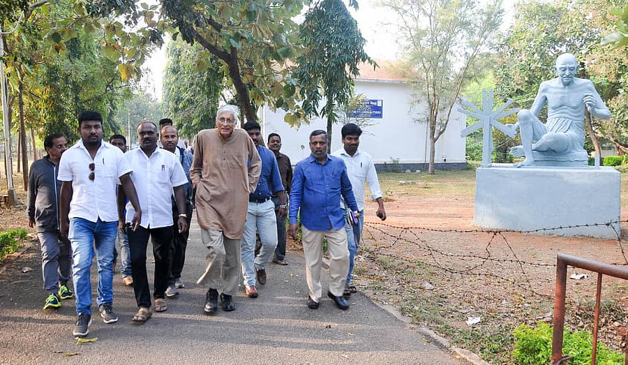 ಮೈಸೂರು ವಿಶ್ವವಿದ್ಯಾಲಯದ ಗಾಂಧಿ ಭವನದ ಆವರಣದಲ್ಲಿ ಶನಿವಾರ ಮುಂಜಾನೆ ಮಹಾತ್ಮ ಗಾಂಧಿ ಮೊಮ್ಮಗ ರಾಜ್‌ಮೋಹನ್ ಗಾಂಧಿ ವಾಯುವಿಹಾರ ನಡೆಸಿದರು