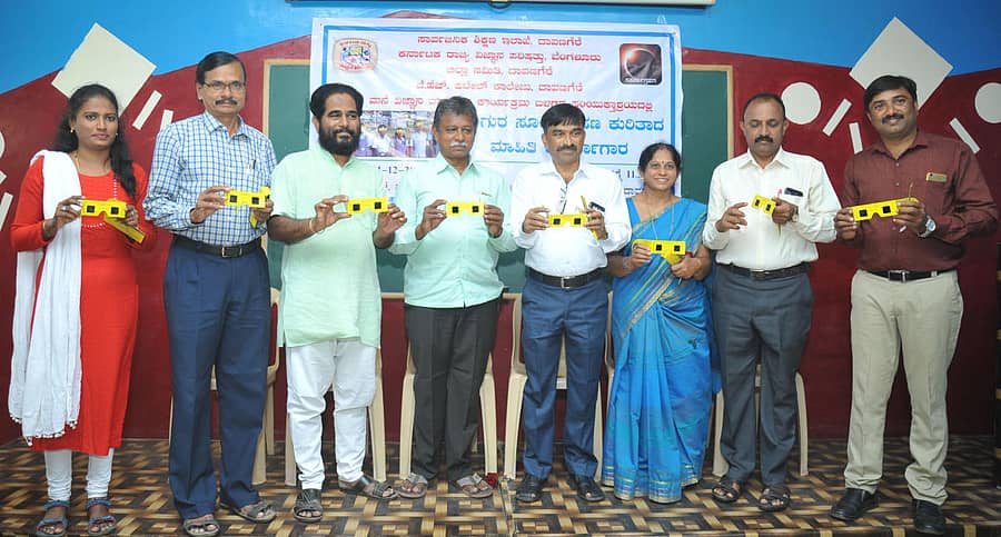 ದಾವಣಗೆರೆಯ ಜೆ.ಎಚ್. ಪಟೇಲ್ ಕಾಲೇಜಿನಲ್ಲಿ ಶನಿವಾರ ನಡೆದ ಉಂಗುರ ಸೂರ್ಯಗ್ರಹಣ ಕುರಿತಾದ ಮಾಹಿತಿ ಕಾರ್ಯಾಗಾರದಲ್ಲಿ ಅತಿಥಿಗಳು ಸೋಲಾರ್ ಫಿಲ್ಟರ್ ಕನ್ನಡಕವನ್ನು ಪ್ರದರ್ಶಿಸಿದರು.