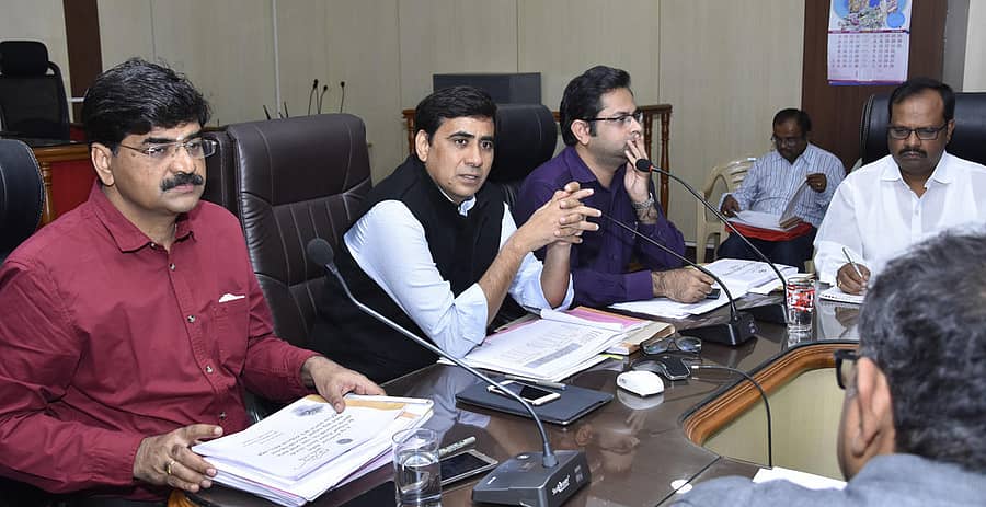 ಹಾವೇರಿ ಜಿಲ್ಲಾಧಿಕಾರಿ ಕಚೇರಿಯಲ್ಲಿ ಜಿಲ್ಲಾ ಉಸ್ತುವಾರಿ ಕಾರ್ಯದರ್ಶಿ ಮನೋಜ್‌ಕುಮಾರ್‌ ಮೀನಾ ಕಂದಾಯ ಇಲಾಖೆ ಪ್ರಗತಿ ಪರಿಶೀಲನಾ ಸಭೆ ನಡೆಸಿದರು