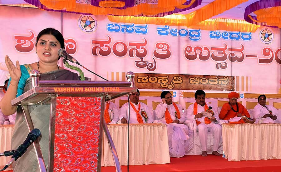 ಬೀದರ್ನಲ್ಲಿ ಬಸವ ಕೇಂದ್ರದ ವತಿಯಿಂದ ನಡೆಯುತ್ತಿರುವ ಶರಣ ಸಂಸ್ಕೃತಿ ಉತ್ಸವದಲ್ಲಿ ‘ಮಕ್ಕಳ ಸಾತ್ವಿಕ ಬೆಳವಣಿಗೆ– ಪಾಲಕರ ಜವಾಬ್ದಾರಿ’ ಕುರಿತ ಸಂಸ್ಕೃತಿ ಚಿಂತನೆ ಕಾರ್ಯಕ್ರಮದಲ್ಲಿ ಚಿಂತಕಿ ಲೀಲಾ ಕಾರಟಗಿ ಮಾತನಾಡಿದರು