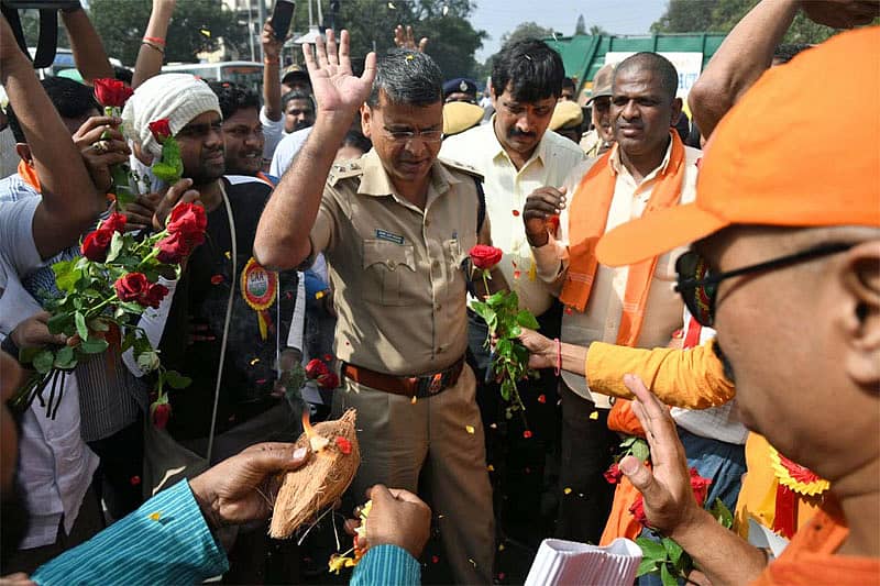 ರಾಥೋಡ್ ಅವರನ್ನು ಭಾನುವಾರ ಆರತಿ ಮಾಡಿ, ಗುಲಾಬಿ ಹೂ ನೀಡಿ ಅಭಿನಂದಿಸಿದ ಪೌರತ್ವ (ತಿದ್ದುಪಡಿ) ಕಾಯ್ದೆ ಬೆಂಬಲಿಗರು