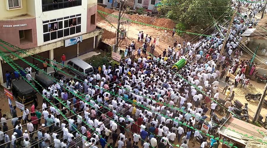 ಮಂಗಳೂರು ಗೋಲಿಬಾರ್ನಲ್ಲಿ ಮೃತಪಟ್ಟ ನೌಶೀನ್ ಶವಯಾತ್ರೆ (ಚಿತ್ರ: ಪ್ರಜಾವಾಣಿ ಸಂಗ್ರಹ)