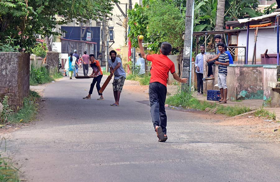 ಮಂಗಳೂರಿನ ಬಡಾವಣೆಯೊಂದರಲ್ಲಿ ಮಕ್ಕಳು ರಸ್ತೆಯಲ್ಲಿ ಕ್ರಿಕೆಟ್ ಆಡಿದರು. ಪ್ರಜಾವಾಣಿ ಚಿತ್ರ: ಗೋವಿಂದರಾಜ ಜವಳಿ