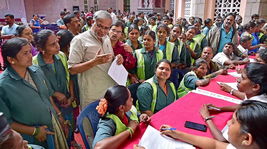 ಕಾರ್ಯಕ್ರಮದಲ್ಲಿ ಕಾರ್ಮಿಕ ಸಚಿವ ಎಸ್.ಸುರೇಶ್ ಕುಮಾರ್ ಪೌರಕಾರ್ಮಿಕರೊಂದಿಗೆ ಚರ್ಚಿಸಿದರು - --–ಪ್ರಜಾವಾಣಿ ಚಿತ್ರ
