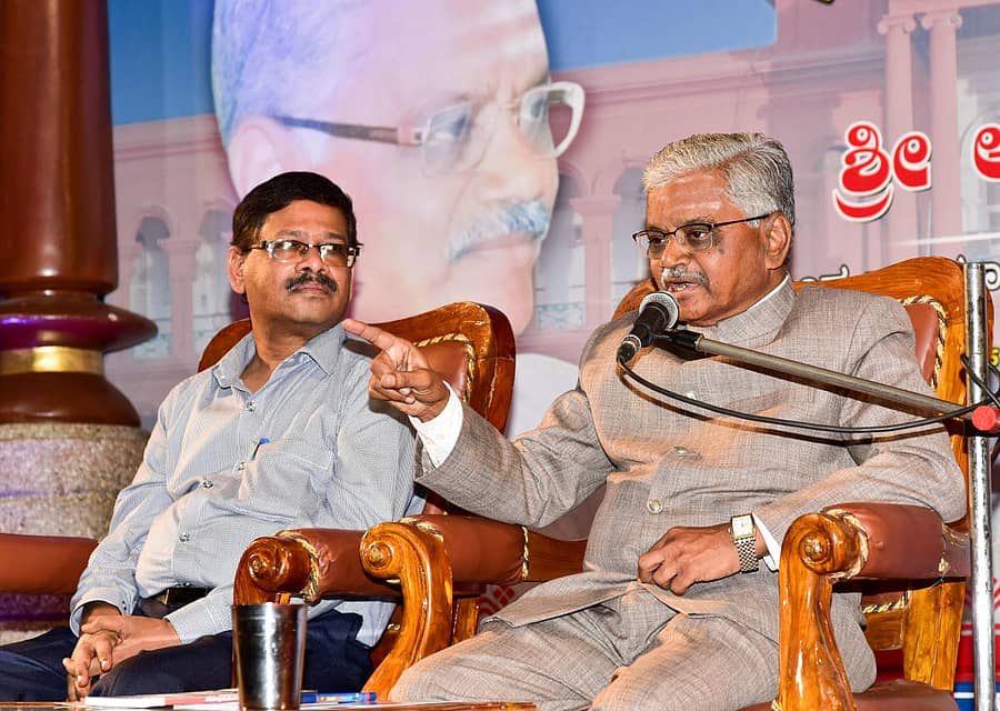 ಅರಳಿ ನಾಗರಾಜ ಮಾತನಾಡಿದರು. ಕನ್ನಡ ಮತ್ತು ಸಂಸ್ಕೃತಿ ಇಲಾಖೆಯ ಜಂಟಿ ನಿರ್ದೇಶಕ ಬಲವಂತರಾವ್ ಪಾಟೀಲ ಇದ್ದಾರೆ -