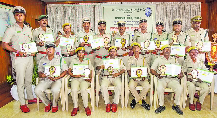 ಅತ್ಯುತ್ತಮ ಸೇವೆ ಸಲ್ಲಿಸಿದ ಅರಣ್ಯ ಇಲಾಖೆಯ ಸಿಬ್ಬಂದಿಗೆ ‘ಬಿ. ಮಾರಪ್ಪ ಸ್ಮಾರಕ ಟ್ರಸ್ಟ್ ಪ್ರಶಸ್ತಿ’ ನೀಡಿ ಗೌರವಿಸಲಾಯಿತು–ಪ್ರಜಾವಾಣಿ ಚಿತ್ರ