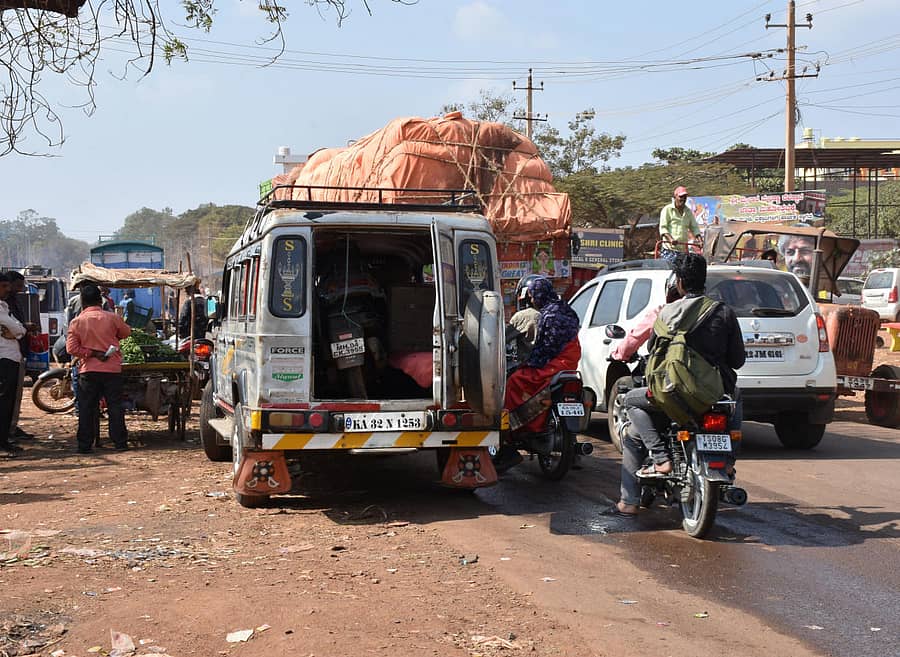 ಬೀದರ್ನ ನೌಬಾದ್ ಬಸವೇಶ್ವರ ವೃತ್ತದಲ್ಲಿ ಬೇಕಾಬಿಟ್ಟಿಯಾಗಿ ನಿಲ್ಲಿಸಲಾದ ವಾಹನಗಳು