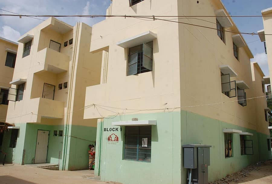 ರಾಜ್ಯ ಕೊಳೆಗೇರಿ ಅಭಿವೃದ್ಧಿ ಮಂಡಳಿಯು ಕೋಲಾರದ ಮಾರುತಿ ವೀರಾಂಜನೇಯ ನಗರದಲ್ಲಿ ನಿರ್ಮಿಸಿರುವ ವಸತಿ ಸಮುಚ್ಚಯದ ಹೊರ ನೋಟ.