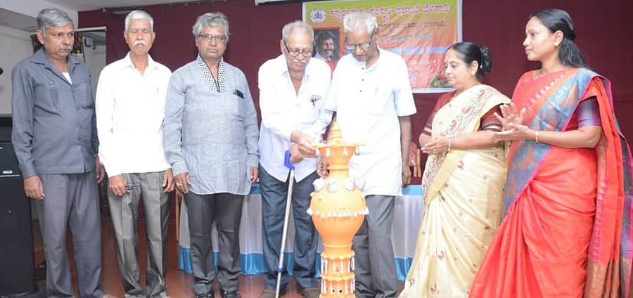 ಬೆಳಗಾವಿಯಲ್ಲಿ ಕನ್ನಡ ಮತ್ತು ಸಂಸ್ಕೃತಿ ಇಲಾಖೆ ಹಾಗೂ ಬಿ.ಎ. ಸನದಿ ಪ್ರತಿಷ್ಠಾನ ಸಹಯೋಗದಲ್ಲಿ ಭಾನುವಾರ ನಡೆದ ಸರಜೂ ಕಾಟ್ಕರ್ ಅವರ ಸಾಹಿತ್ಯ ಅವಲೋಕನ–ಸಂವಾದ ಕಾರ್ಯಕ್ರಮವನ್ನು ಸಾಹಿತಿ ಚಂದ್ರಕಾಂತ ಕುಸನೂರ ಉದ್ಘಾಟಿಸಿದರು