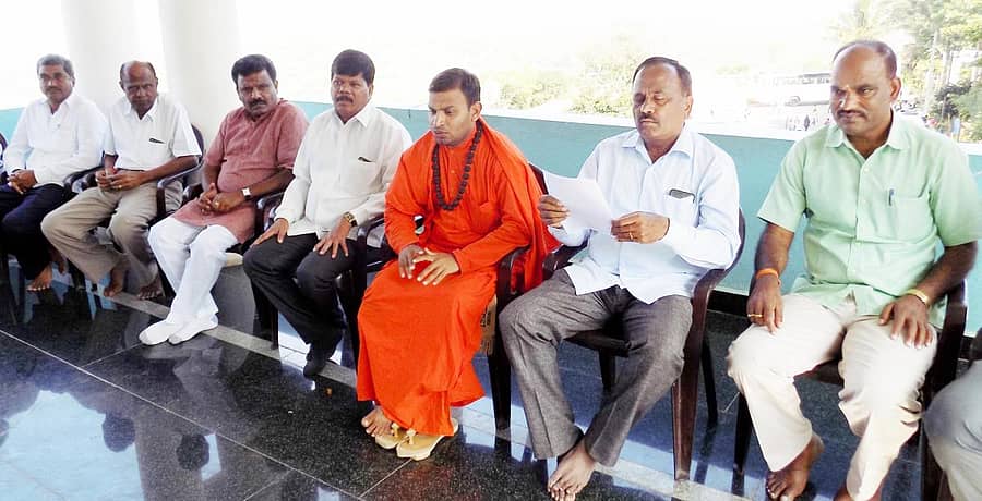 ಹಳೇಬೀಡು ಸಮೀಪದ ಪುಷ್ಪಗಿರಿಯಲ್ಲಿ ಭಾನುವಾರ ನಡೆದ ಪೂರ್ವಭಾವಿ ಸಭೆಯಲ್ಲಿ ಸೋಮಶೇಖರ ಶಿವಾಚಾರ್ಯ ಸ್ವಾಮೀಜಿ ಮಾತನಾಡಿದರು