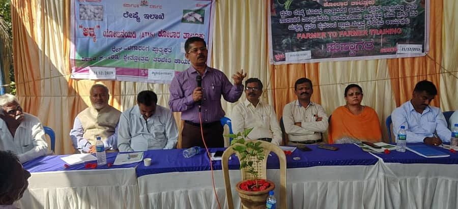 ಕೋಲಾರ ತಾಲ್ಲೂಕಿನ ಶಾನಬೋಗನಹಳ್ಳಿಯಲ್ಲಿ ಶನಿವಾರ ರೇಷ್ಮೆ ಬೆಳೆಗಾರರಿಗೆ ಹಮ್ಮಿಕೊಂಡಿದ್ದ ತರಬೇತಿಯಲ್ಲಿ ರೇಷ್ಮೆ ಇಲಾಖೆ ಉಪ ನಿರ್ದೇಶಕ ಪ್ರಭಾಕರ್ ಮಾತನಾಡಿದರು.