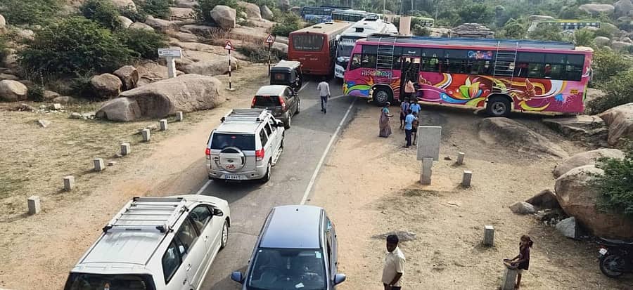 ಹಂಪಿ ತಳವಾರಘಟ್ಟ ರಸ್ತೆಯಲ್ಲಿ ಭಾನುವಾರ ಸಂಚಾರ ಅಸ್ತವ್ಯಸ್ತಗೊಂಡಿತು