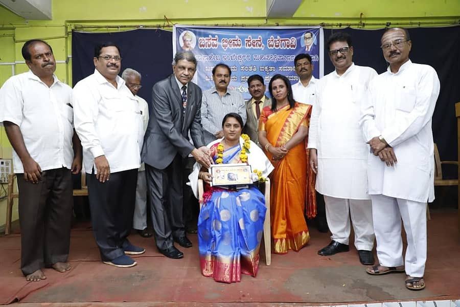 ಬೆಳಗಾವಿಯಲ್ಲಿ ಬಸವ ಭೀಮ ಸೇನೆಯಿಂದ ಭಾನುವಾರ ನಡೆದ ಕಾರ್ಯಕ್ರಮದಲ್ಲಿ ಕೆಎಲ್ಇ ವೇಣುಧ್ವನಿ ನಿಲಯ ನಿರ್ದೇಶಕಿ ಸುನೀತಾ ದೇಸಾಯಿ ಅವರಿಗೆ ‘ನಿರ್ಭಯ ಗೌರಿ: ಗೌರಿ ನಮ್ಮ ಮಗಳು’ ಪ್ರಶಸ್ತಿ ಪ್ರದಾನ ಮಾಡಲಾಯಿತು