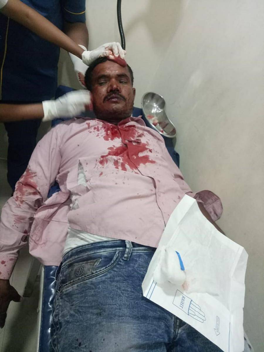 ಚಿರತೆ ದಾಳಿಯಿಂದ ಗಾಯಗೊಂಡಿರುವ ನರಸಿಂಹ ಅವರಿಗೆ ಖಾಸಗಿ ಆಸ್ಪತ್ರೆಯಲ್ಲಿ ಚಿಕಿತ್ಸೆ ಕೊಡಿಸಲಾಯಿತು