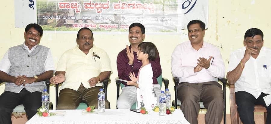 ಚಿತ್ರದುರ್ಗದಲ್ಲಿ ಭಾನುವಾರ ನಡೆದ ಕವಿಗೋಷ್ಠಿಯಲ್ಲಿ ಪ್ರಾಧ್ಯಾಪಕ ಪ್ರೊ.ಬಸವರಾಜ್ ಟಿ.ಬೆಳಗಟ್ಟ, ಕಾದಂಬರಿಕಾರ ಬಿ.ಎಲ್.ವೇಣು, ಹೆಚ್ಚುವರಿ ಜಿಲ್ಲಾಧಿಕಾರಿ ಸಂಗಪ್ಪ, ಪ್ರಾಧ್ಯಾಪಕ ಡಾ.ಕೆ.ಕಮಾನಿ ಪಾಲ್ಗೊಂಡಿದ್ದರು.