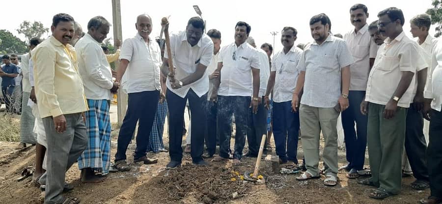 ಕೊಪ್ಪಳ ತಾಲ್ಲೂಕಿನ ಹಿರೇಸಿಂದೋಗಿ ಗ್ರಾಮದಲ್ಲಿ ಈಚೆಗೆ ರಸ್ತೆ ಕಾಮಗಾರಿಗೆ ಶಾಸಕ ರಾಘವೇಂದ್ರ ಹಿಟ್ನಾಳ ಭೂಮಿಪೂಜೆ ನೆರವೇರಿಸಿದರು