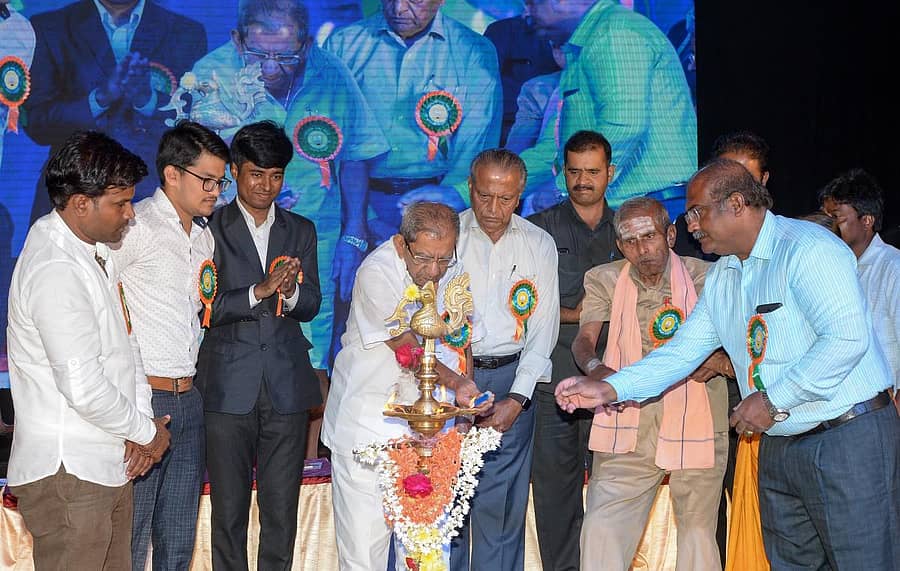 ದಾವಣಗೆರೆಯ ಸಿದ್ಧಗಂಗಾ ವಿದ್ಯಾಸಂಸ್ಥೆಯ ಸುವರ್ಣ ಮಹೋತ್ಸವವನ್ನು ಶಾಸಕ ಶಾಮನೂರು ಶಿವಶಂಕರಪ್ಪ ಉದ್ಘಾಟಿಸಿದರು.