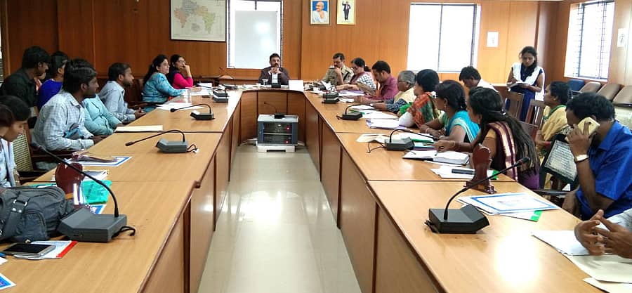 ಪ್ರಗತಿ ಪರಿಶೀಲನಾ ಸಭೆಯಲ್ಲಿ ಜಿಲ್ಲಾಧಿಕಾರಿ ಪಿ.ಎನ್.ರವೀಂದ್ರ ಇತರ ಅಧಿಕಾರಿಗಳು ಪಾಲ್ಗೊಂಡಿದ್ದರು