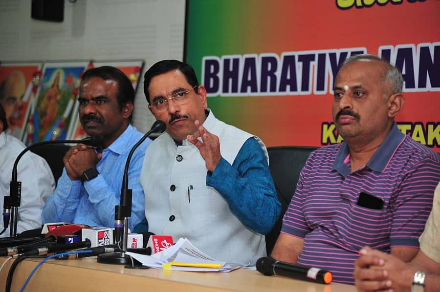 ಕೇಂದ್ರ ಸಂಸದೀಯ ವ್ಯವಹಾರಗಳ ಸಚಿವ ಪ್ರಹ್ಲಾದ ಜೋಷಿ ಮಾಧ್ಯಮಗೋಷ್ಠಿಯಲ್ಲಿ ಮಾತನಾಡಿದರು. ವಿಧಾನ ಪರಿಷತ್ ಸದಸ್ಯ ಎನ್.ರವಿಕುಮಾರ್ ಮತ್ತು ಮಾಧ್ಯಮ ಸಂಚಾಲಕ ಎ.ಎಚ್.ಆನಂದ್ ಇದ್ದರು.