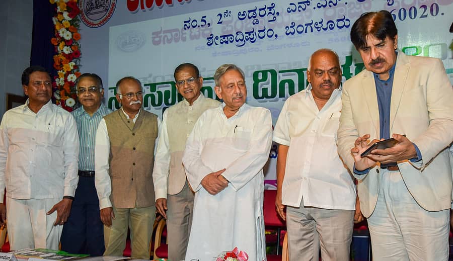 ಕರ್ನಾಟಕ ಪಂಚಾಯತ್ ರಾಜ್ ಪರಿಷತ್ತಿನ ವೆಬ್ಸೈಟ್ಗೆ ಗ್ರಾಮೀಣಾಭಿವೃದ್ಧಿ ಮತ್ತು ಪಂಚಾಯತ್ ರಾಜ್ ಇಲಾಖೆಯ ಪ್ರಧಾನ ಕಾರ್ಯದರ್ಶಿ ಎಲ್.ಕೆ. ಅತೀಕ್ (ಬಲ ತುದಿ) ಚಾಲನೆ ನೀಡಿದರು. ಪರಿಷತ್ತಿನ ಅಧ್ಯಕ್ಷ ಸಿ. ನಾರಾಯಣಸ್ವಾಮಿ (ಎಡದಿಂದ), ಎಸ್.ಎಸ್. ಮೀನಾಕ್ಷಿ ಸುಂದರಂ, ಟಿ.ಆರ್. ರಘುನಂದನ್, ಬಿ.ವೈ. ಘೋರ್ಪಡೆ, ಮಣಿಶಂಕರ್ ಅಯ್ಯರ್, ಕೆ.ಆರ್. ರಮೇಶ್ಕುಮಾರ್ ಇದ್ದರು –ಪ್ರಜಾವಾಣಿ ಚಿತ್ರ