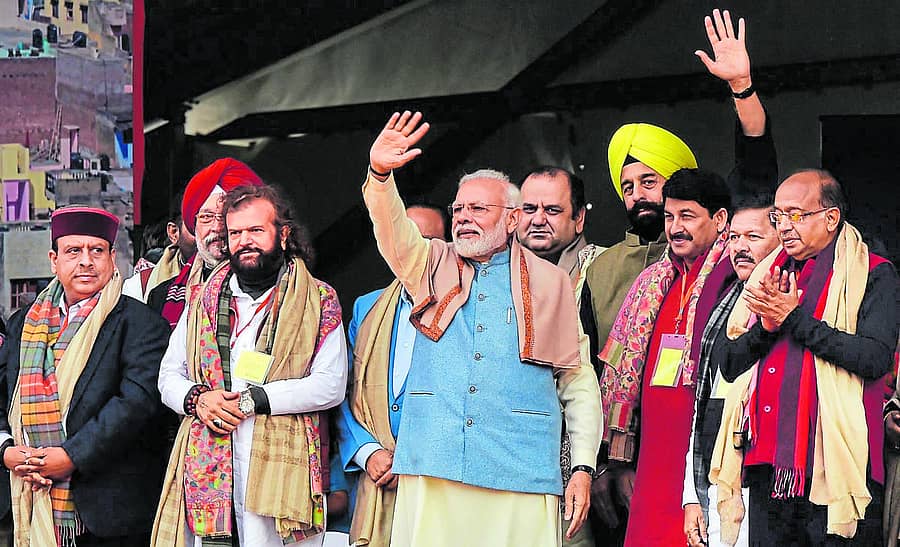 ರ್ಯಾಲಿಗೆ ಬಂದಿದ್ದ ಜನರತ್ತ ಪ್ರಧಾನಿ ನರೇಂದ್ರ ಮೋದಿ ಕೈಬೀಸಿದರು –ಪಿಟಿಐ ಚಿತ್ರ