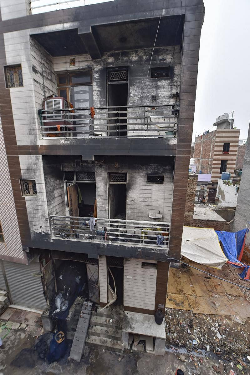 ದೆಹಲಿ ಹೊರವಲಯದ ಕಿರಾರಿ ಪ್ರದೇಶದಲ್ಲಿ ಬೆಂಕಿ ಅವಘಡಕ್ಕೆ ತುತ್ತಾಗಿರುವ ಮೂರು ಅಂತಸ್ತಿನ ವಸತಿ ಮತ್ತು ವಾಣಿಜ್ಯ ಕಟ್ಟಡ ಪಿಟಿಐ ಚಿತ್ರ