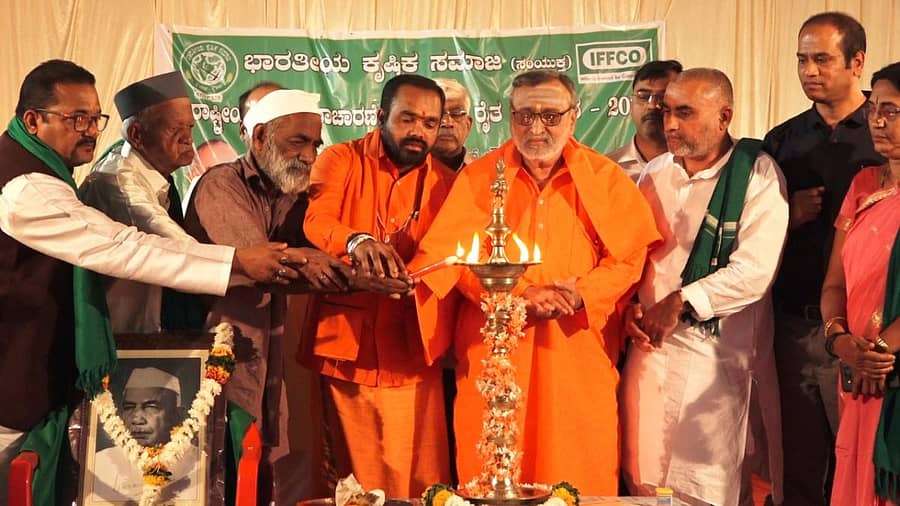 ಬೆಳಗಾವಿಯಲ್ಲಿ ಸೋಮವಾರ ಭಾರತೀಯ ಕೃಷಿಕ ಸಮಾಜದಿಂದ ಆಯೋಜಿಸಿದ್ದ ರಾಷ್ಟ್ರೀಯ ರೈತರ ದಿನಾಚರಣೆ ಕಾರ್ಯಕ್ರಮವನ್ನು ಕಾರಂಜಿಮಠದ ಗುರುಸಿದ್ದ ಸ್ವಾಮೀಜಿ ಸಾನ್ನಿಧ್ಯದಲ್ಲಿ ಸಾಮಾಜಿಕ ಕಾರ್ಯಕರ್ತ ಶಿವಾಜಿ ಕಾಗಣೀಕರ ಹಾಗೂ ಗಣ್ಯರು ಉದ್ಘಾಟಿಸಿದರು