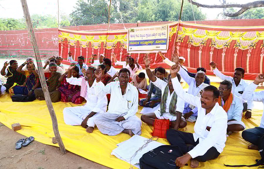 ರಾಯಚೂರಿನ ಟಿಪ್ಪು ಸುಲ್ತಾನ ಉದ್ಯಾನವನದಲ್ಲಿ ಗ್ರಾಮೀಣ ಕೂಲಿ ಕಾರ್ಮಿಕರ ಸಂಘಟನೆಯ ಪದಾಧಿಕಾರಿಗಳು ಸೋಮವಾರದಿಂದ ಅನಿರ್ಧಿಷ್ಟಾವಧಿ ಪ್ರತಿಭಟನೆ ಆರಂಭಿಸಿದರು