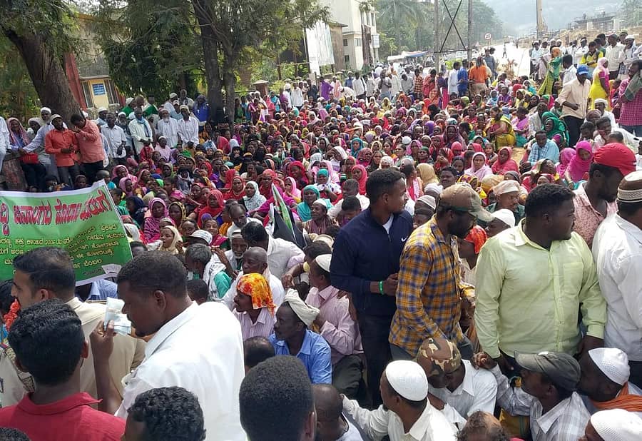 ವಿವಿಧ ಬೇಡಿಕೆಗಳನ್ನು ಈಡೇರಿಸಲು ಒತ್ತಾಯಿಸಿ ಸಿದ್ದಿ ಸಮುದಾಯದ ಸದಸ್ಯರು ಕಾರವಾರದಲ್ಲಿ ಸೋಮವಾರ ಪ್ರತಿಭಟನೆ ನಡೆಸಿದರು