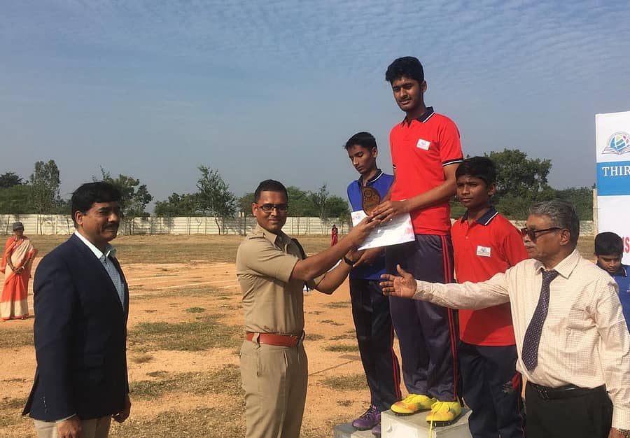 ಯಾದಗಿರಿಯ ಆರ್ಯಭಟ್ಟ ಅಕಾಡೆಮಿ ಶಾಲೆಯಲ್ಲಿ ನಡೆದ ಕ್ರೀಡಾಕೂಟದಲ್ಲಿ ಉತ್ತಮ ಪ್ರದರ್ಶನ ನೀಡಿದ ವಿದ್ಯಾರ್ಥಿಗಳಿಗೆ ಎಸ್ಪಿ ಪ್ರಶಸ್ತಿ ಪತ್ರ ವಿತರಿಸಿದರು