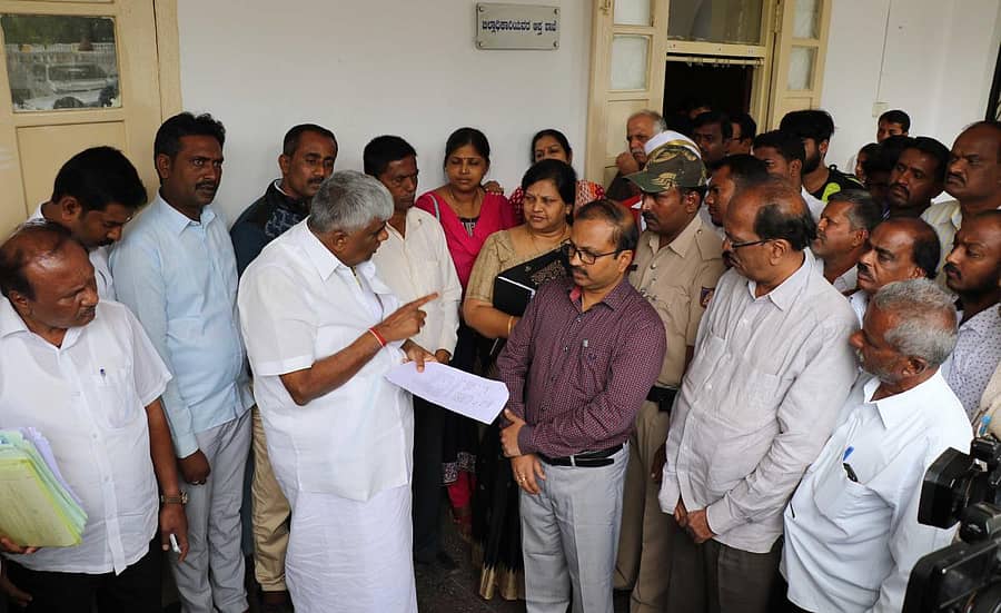 ಶಾಸಕ ಎಚ್.ಡಿ. ರೇವಣ್ಣ ಜಿಲ್ಲಾಧಿಕಾರಿ ಜೊತೆ ಚರ್ಚಿಸಿದರು.