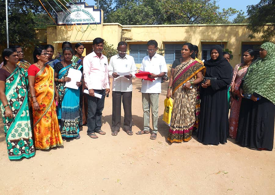 ಲಿಂಗಸುಗೂರಲ್ಲಿ ಸೋಮವಾರ ಬಿಸಿಯೂಟ ನೌಕರರ ಸಂಘದ ಪದಾಧಿಕಾರಿಗಳು ಅನಿರ್ದಿಷ್ಟಾವಧಿ ಧರಣಿ ಕುರಿತು ತಾಲ್ಲೂಕು ಪಂಚಾಯಿತಿ ಯೋಜನಾಧಿಕಾರಿ ಸಿದ್ದಪ್ಪ ಅವರಿಗೆ ಮನವಿ ಸಲ್ಲಿಸಿದರು